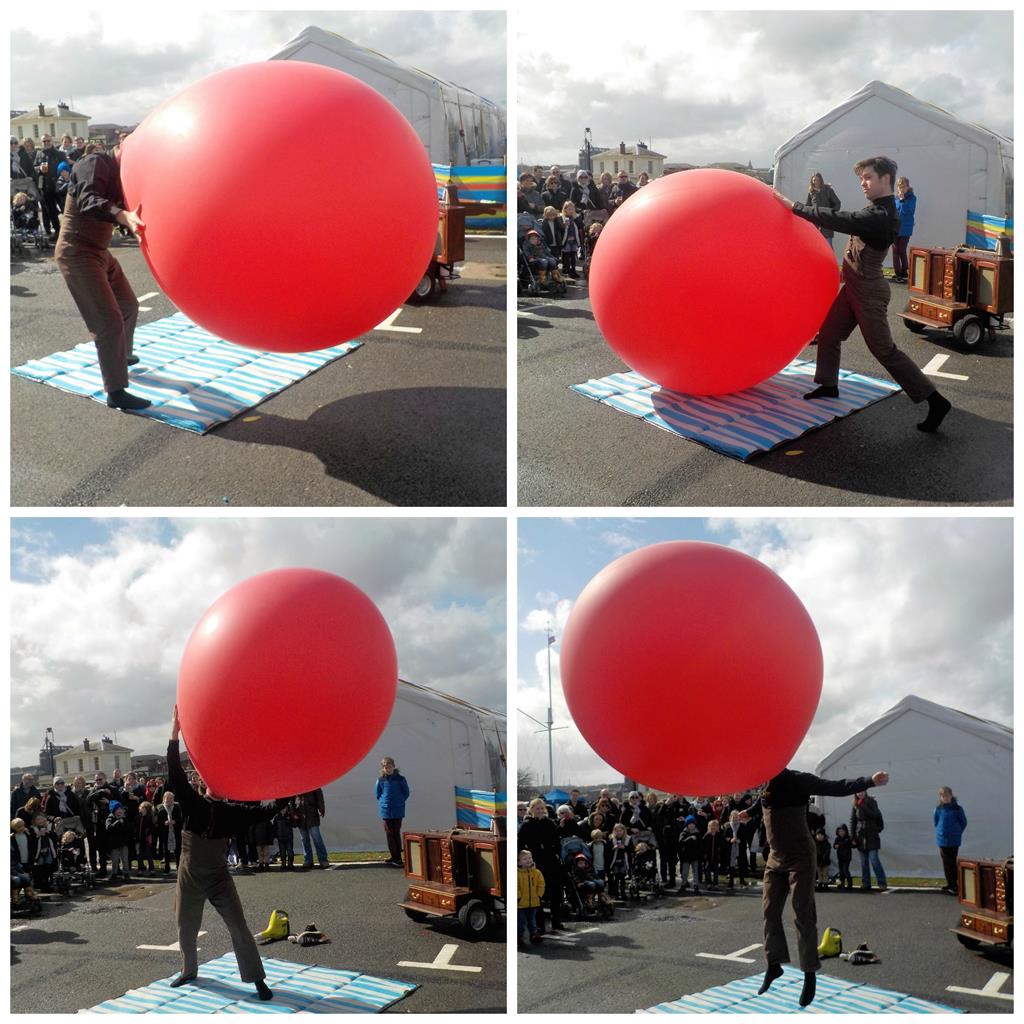 giant balloon show