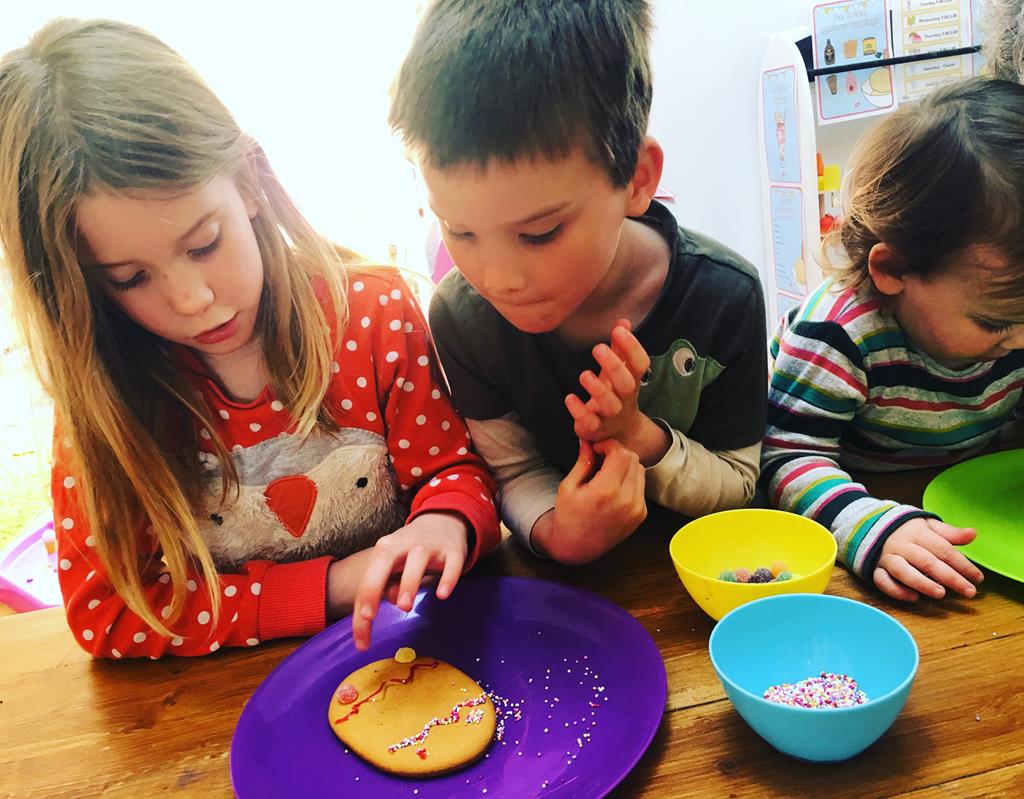 Working together to ice and decorate their egg