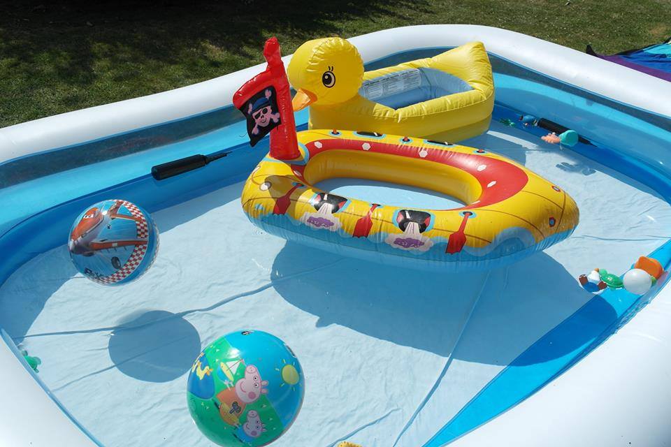 Paddling pool play